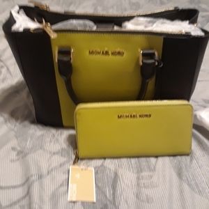 For sell michael kors color black satchel